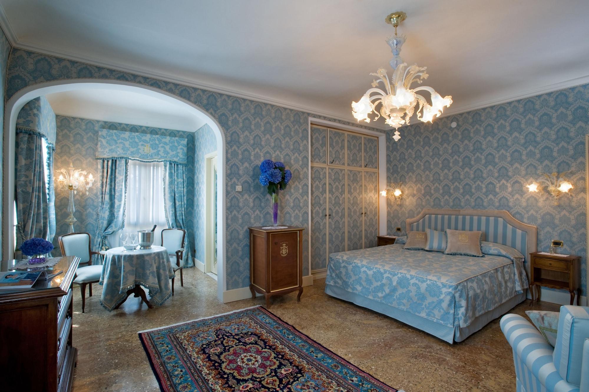 Hotel Villa Condulmer Mogliano Veneto Oda fotoğraf A suite at the Excelsior