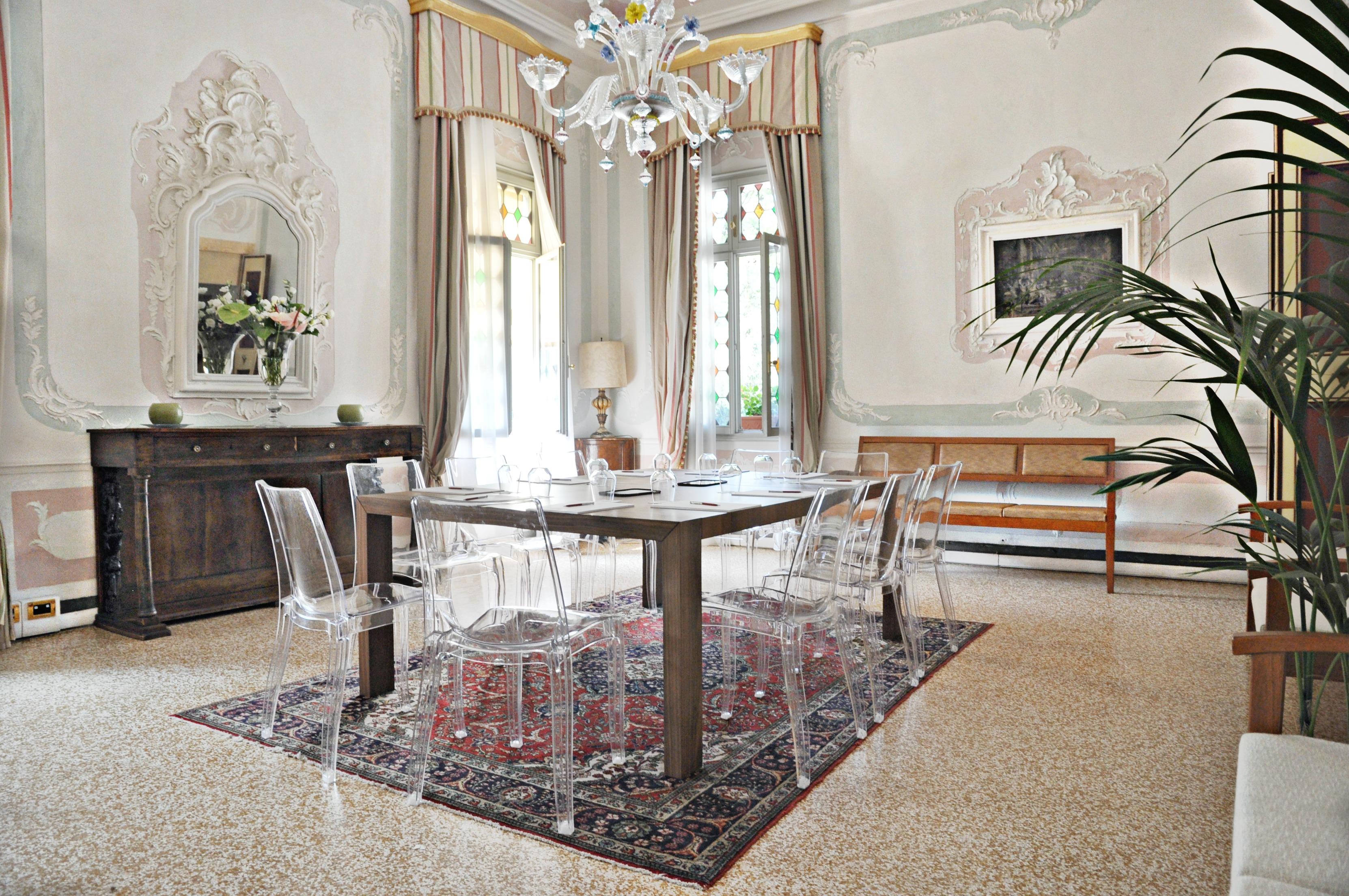Hotel Villa Condulmer Mogliano Veneto Dış mekan fotoğraf A dining room with a carpet