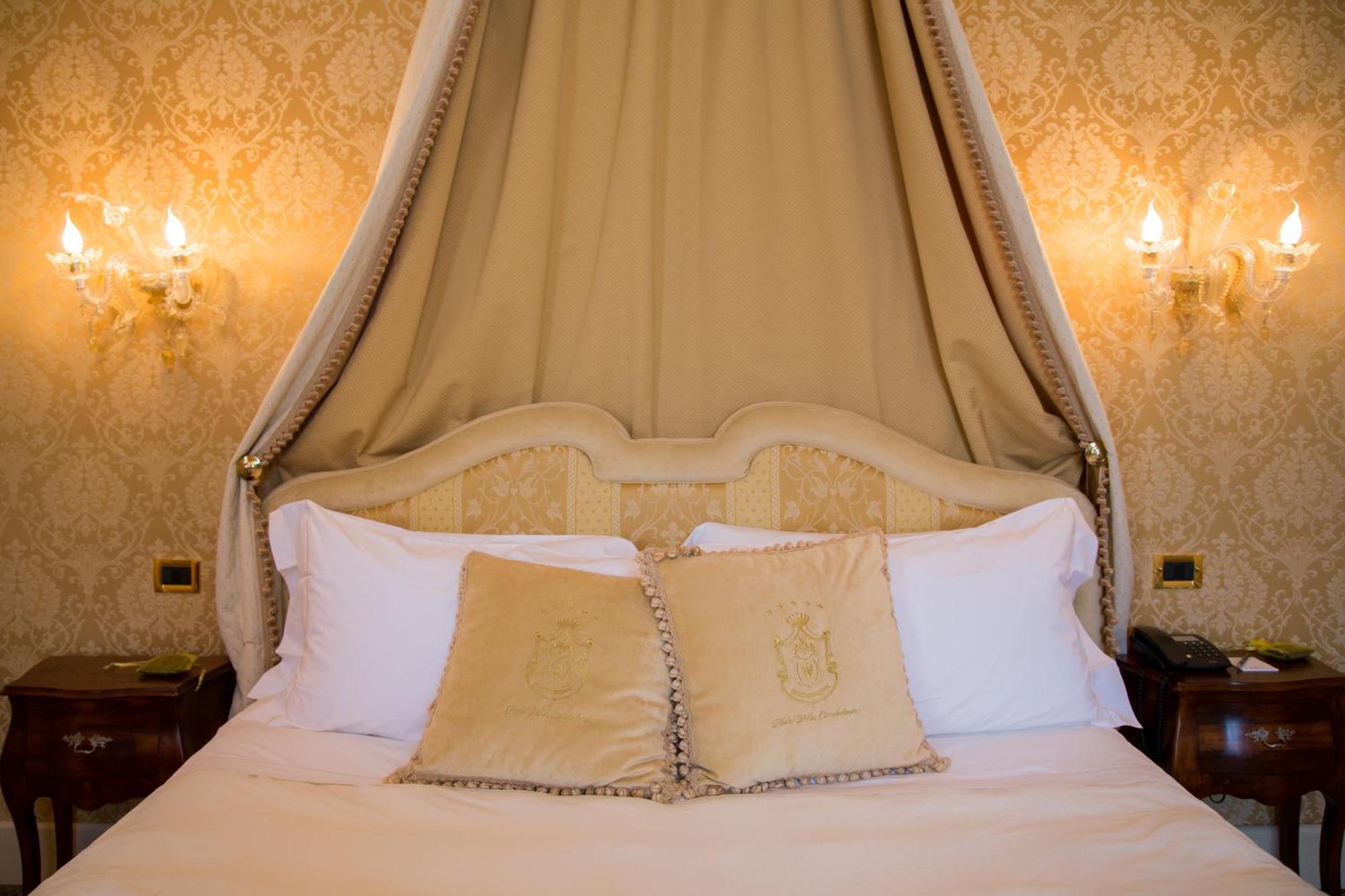 Hotel Villa Condulmer Mogliano Veneto Oda fotoğraf A bed with a four-poster