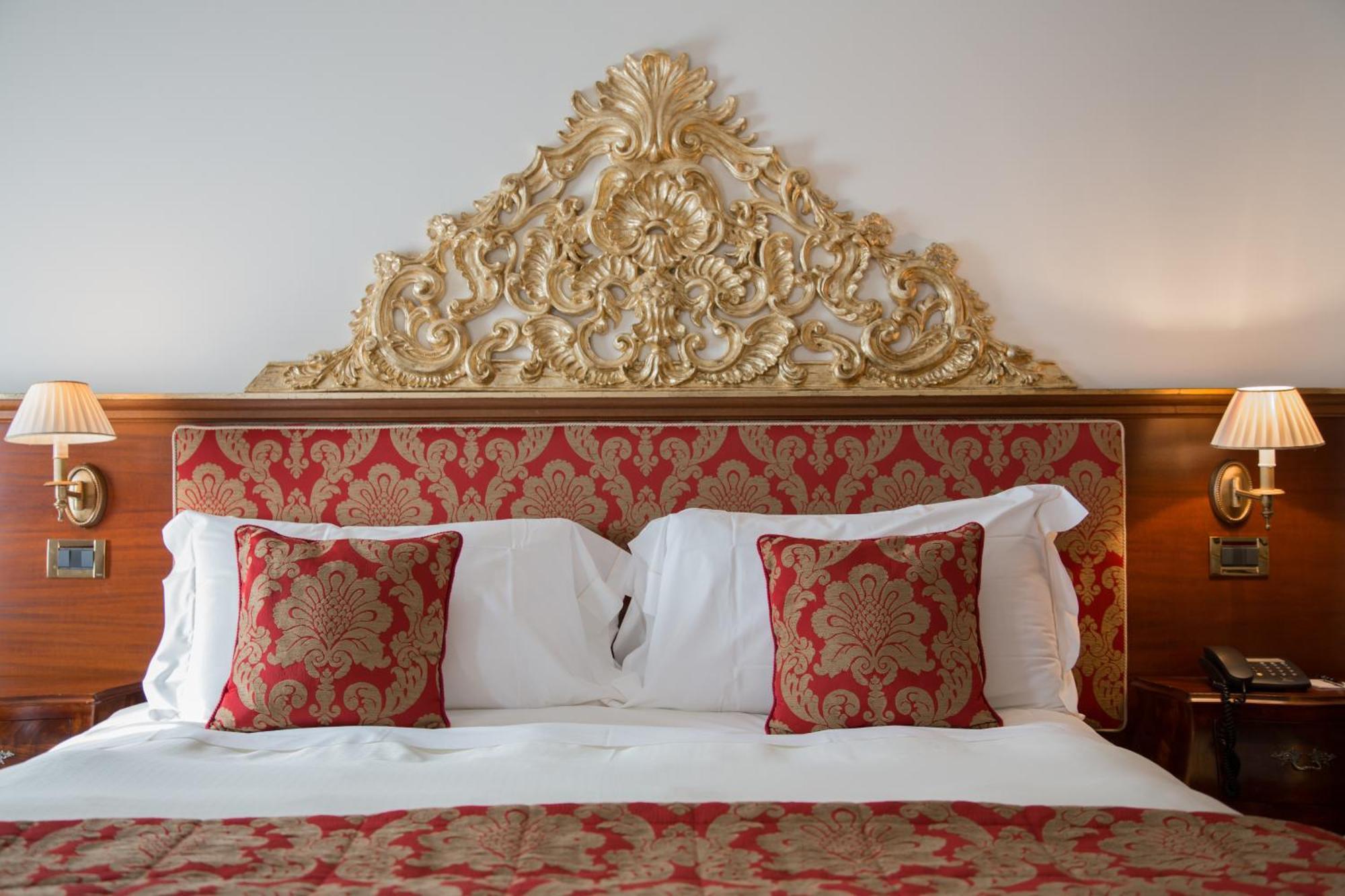 Hotel Villa Condulmer Mogliano Veneto Oda fotoğraf A bed with a headboard