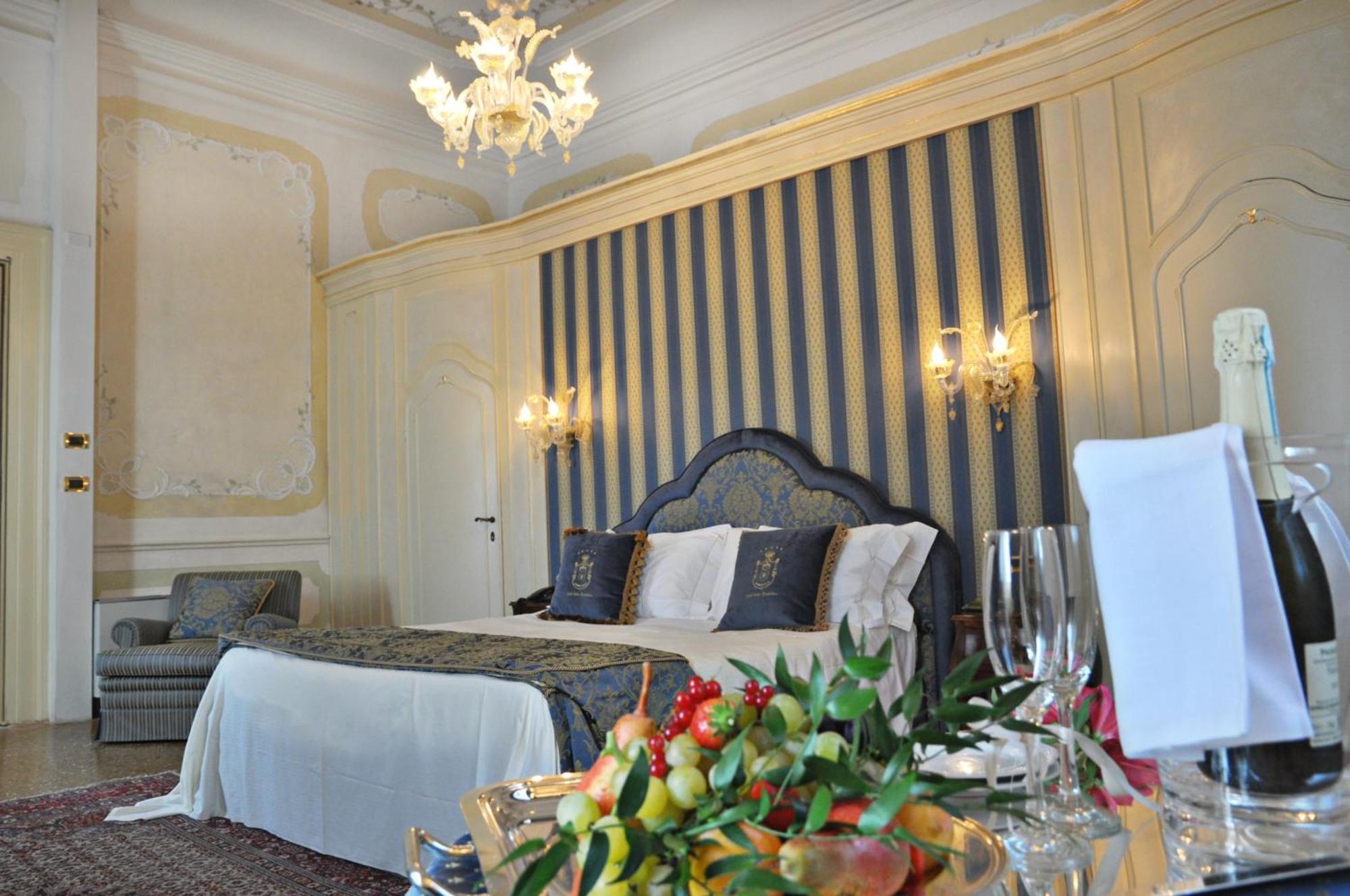 Hotel Villa Condulmer Mogliano Veneto Oda fotoğraf A suite at the hotel