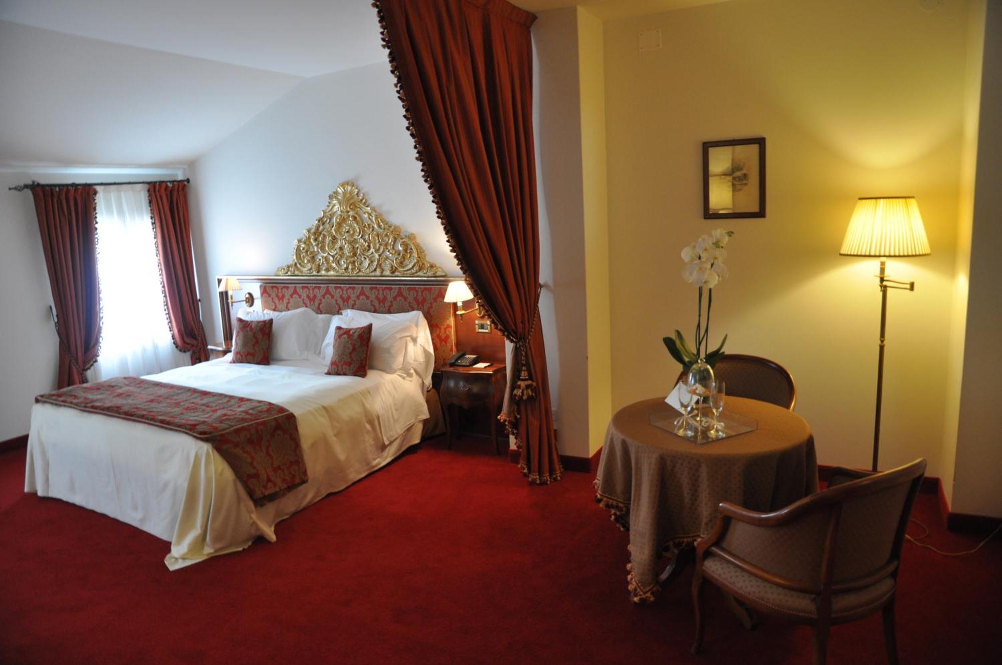 Hotel Villa Condulmer Mogliano Veneto Oda fotoğraf A room at the hotel