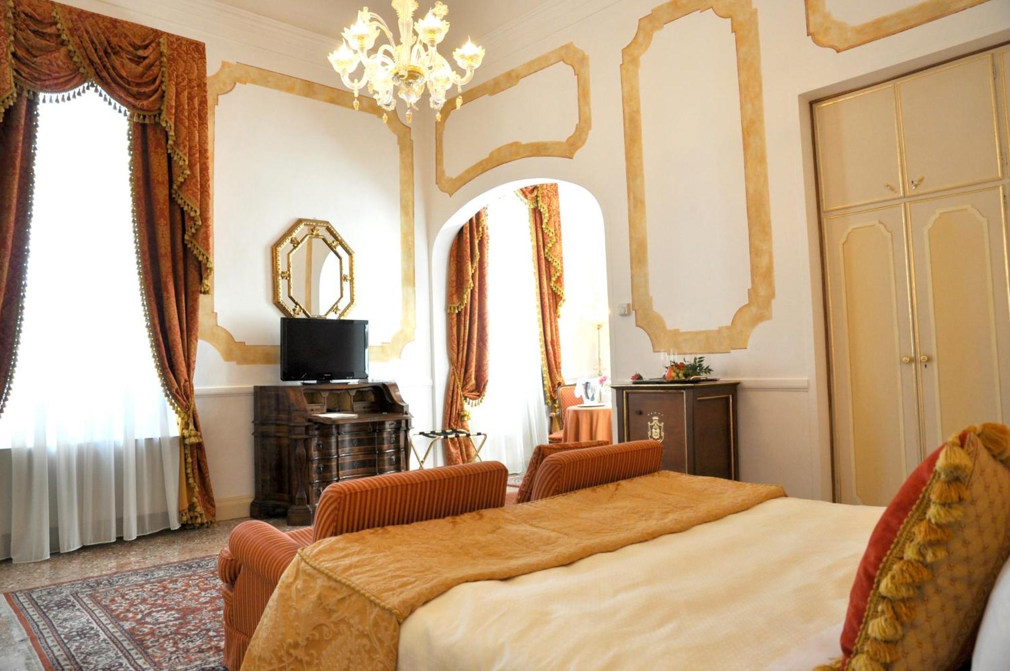 Hotel Villa Condulmer Mogliano Veneto Oda fotoğraf A room at the hotel