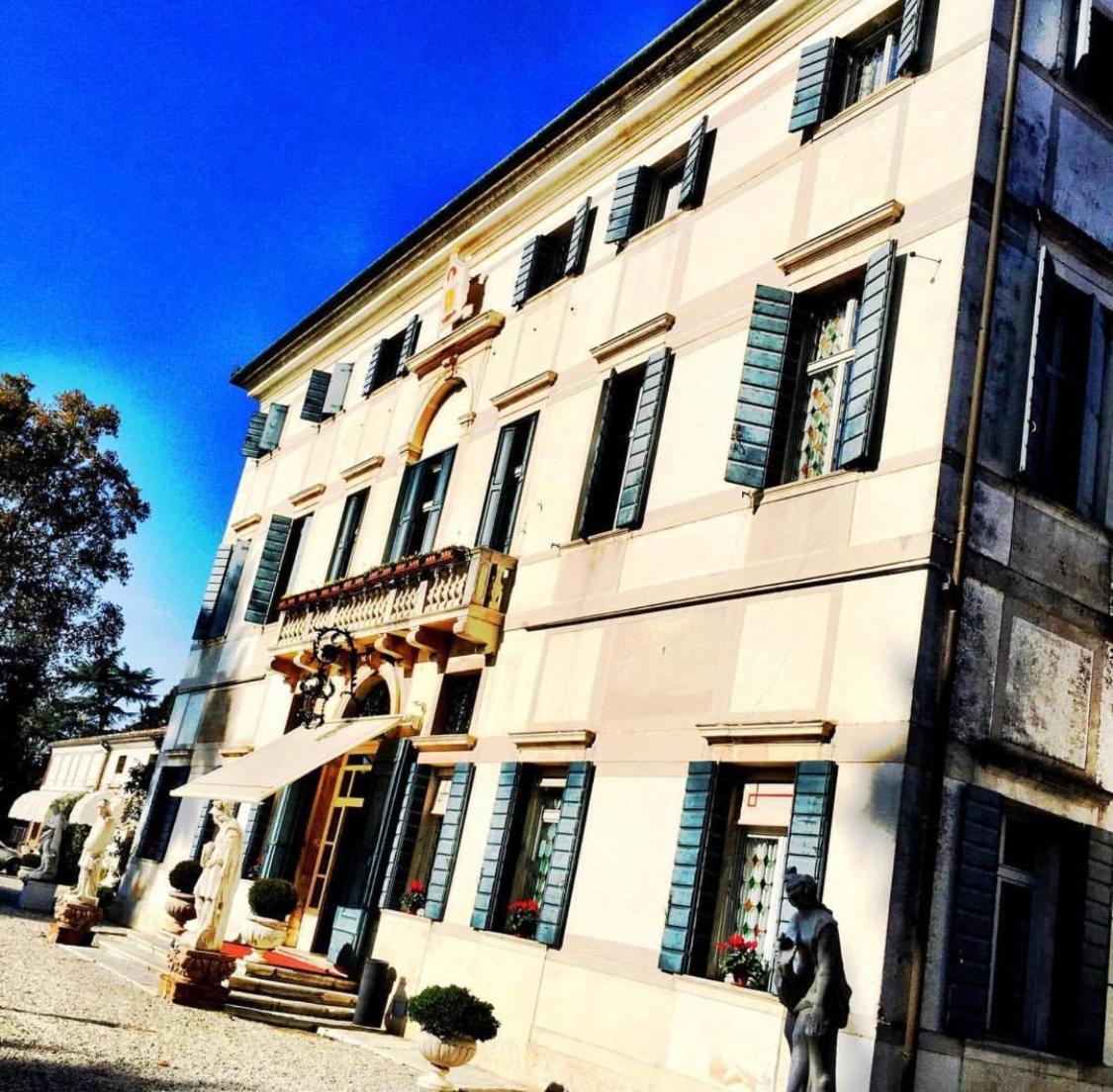 Hotel Villa Condulmer Mogliano Veneto Dış mekan fotoğraf The house of the poet in the town of San Vittore Olona