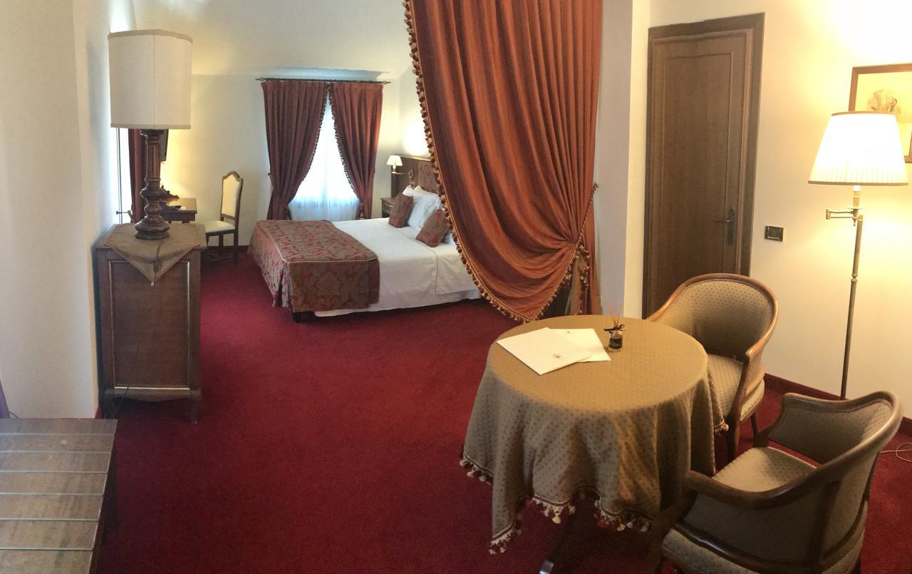 Hotel Villa Condulmer Mogliano Veneto Dış mekan fotoğraf A room at the hotel