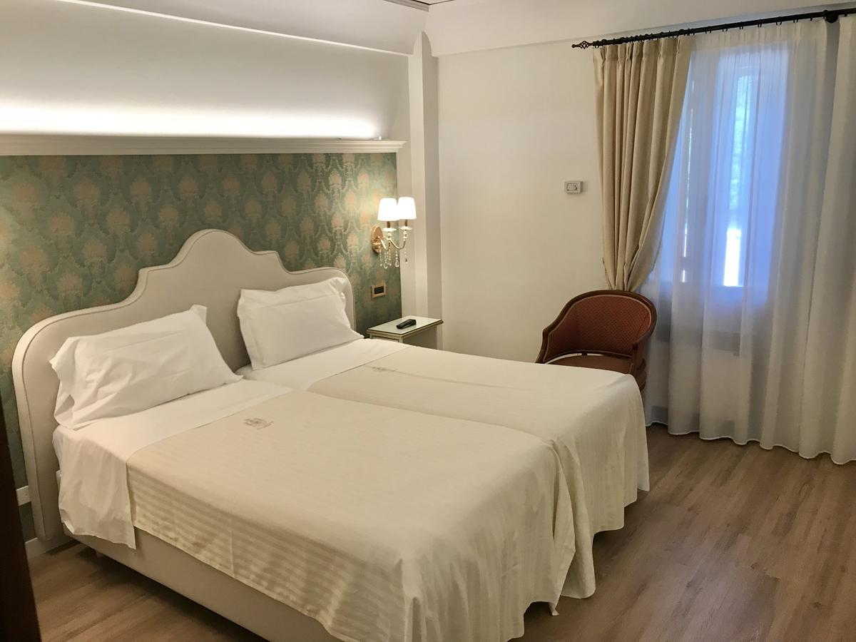 Hotel Villa Condulmer Mogliano Veneto Dış mekan fotoğraf A room at the hotel