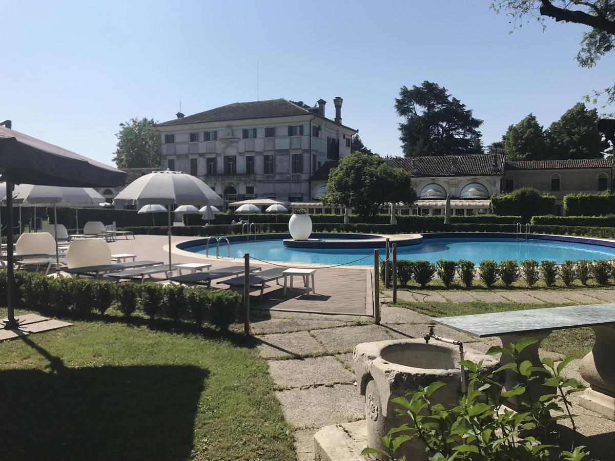 Hotel Villa Condulmer Mogliano Veneto Dış mekan fotoğraf The swimming pool at the hotel