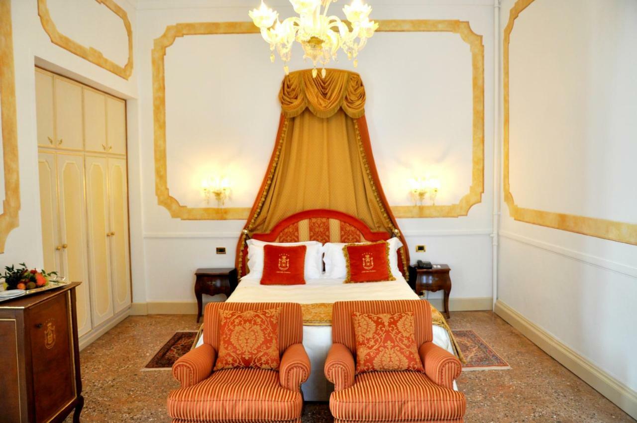 Hotel Villa Condulmer Mogliano Veneto Dış mekan fotoğraf A room at the hotel